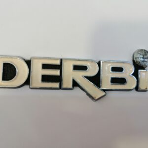 Emblema depósito Derbi alargado.