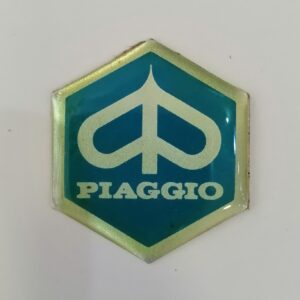 Emblema hexagonal Piaggio con relieve.