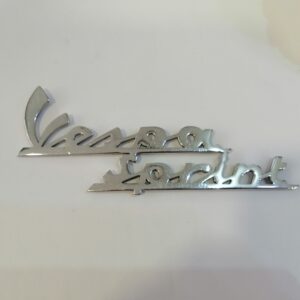 Emblema Vespa Sprint cromado.