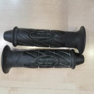 Juego de puños negros para moto largos.