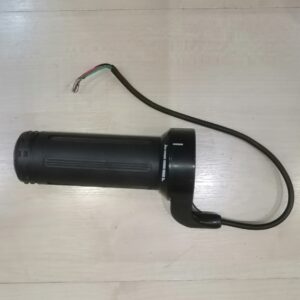 Puño acelerador negro con cable.
