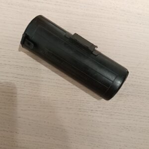 Caja de herramientas en plástico para moto clásica.
