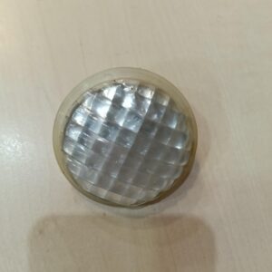 Catadrióptico/reflectante blanco con tornillo.